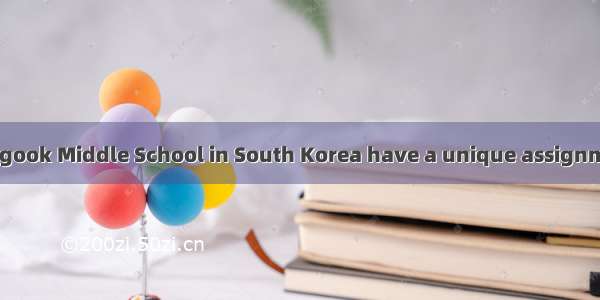 Students at the Hogook Middle School in South Korea have a unique assignment：going online